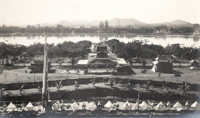 Phu Văn Lâu bên cạnh dòng Hương Giang và núi Ngự Bình trong ngày Lễ mừng thọ của vua Khải Định.
